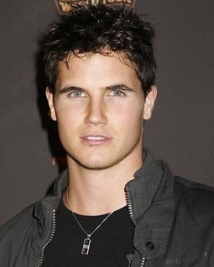 Robbie-amell-profile
