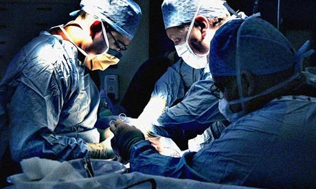 doctors performing Kidney transplant