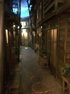 The back alleys remind me of some of the old Stargate sets.