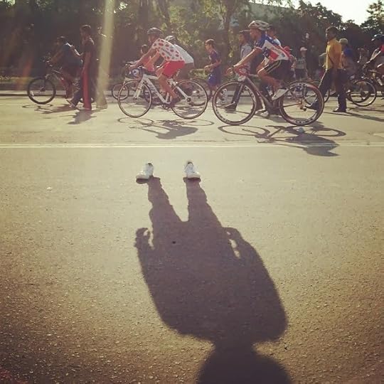 Benakribo instagram foto sepatu dan bayangan