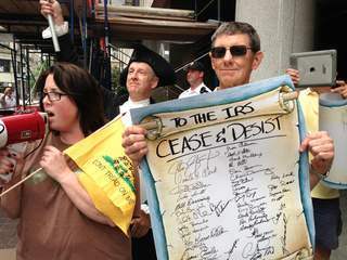 Tea_party_rally_at_IRS_office_20130521143833_320_240