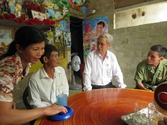 Bác Bường, Chủ tịch Hội cựu chiến binh Quảng Bình, nghe anh Hải nói còn 8 mảnh đạn nhưng không được chế đọ thương binh, bác Bường hứa sẽ giúp anh làm việc này để có chế độ bởi đây là xứng đáng.