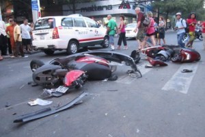 Hiện trường vụ xe “điên” do ông Thanh lái gây ra. Ảnh: Phùng Bắc