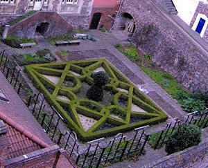 English: The Knot Garden at the Red Lodge, Bri...