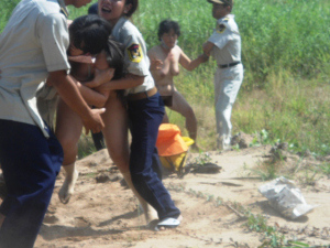 2 phụ nữ không mặc gì bị cưỡng chế ra khỏi mảnh đất của họ.