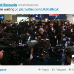 Mahdi Belounis, le frère de Zahir, tweet un photo de la foule qui attend Zahir à Roissy-Charles-de-Gaulle.