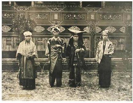 723cbf95647fb88d66aecf6a0a8ea5ef_minang-saisuak-penganten-minang-tempo-doeloe-c-1910