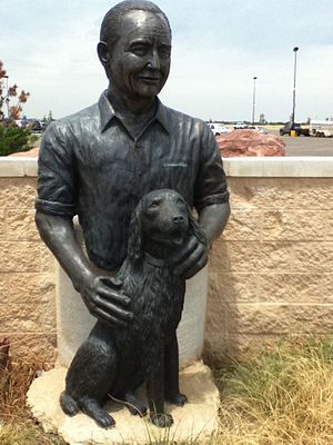 English: Statue of Sam Walton and his dog outs...