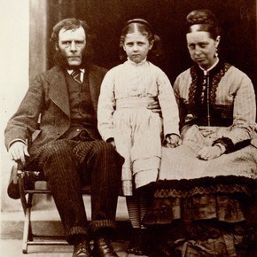 2009cr7471_beatrix_potter_and_parents_290x290