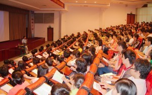 Buổi học đầu tiên về Y đức (Y1 2013) tại Đh Y khoa PNT Tp.HCM. (ảnh Trương Trọng Hoàng)