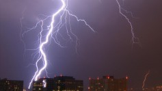 Lightning. Photo by Postdlf at Wikimedia Commons, CC-BY-SA.