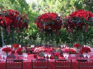 Great-Outdoor-Christmas-Table-Decoration-with-Flowers-and-Beautiful-Folded-Napkin-Ideas