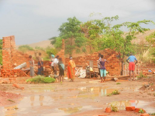 House falls down (5)