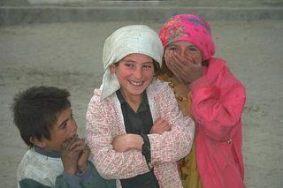 Girls_giggling_bulumkul
