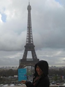 chocolate thief front of eiffel
