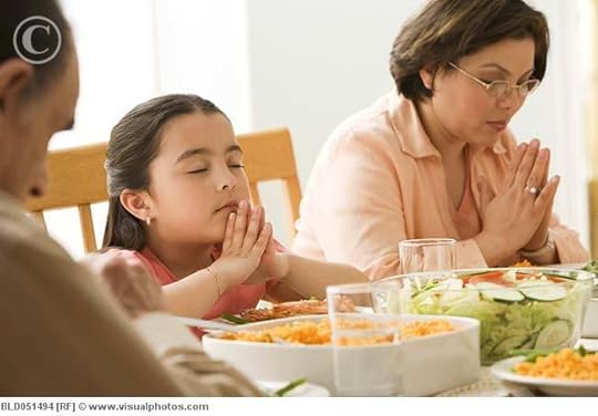 Hispanic_family_praying_at_dinner_table_bld051494