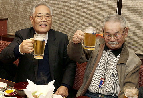 Minoru Ohye, right, toasts with his younger brother Hiroshi Kamimura during their reunion Monday in Kyoto, Japan. AP photo