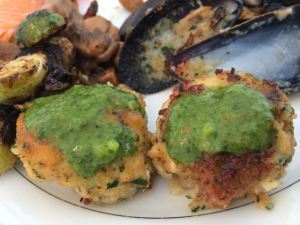 Crispy breaded scallops with green sauce
