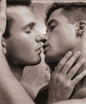 handsom-gay-couple-kissing1