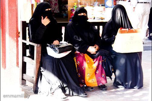 Local women resting in Dubai after shopping. Photo Credit: Flickr CC user emmamilley