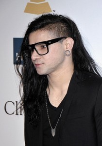 Skrillex poses on the red carpet upon arrival ...