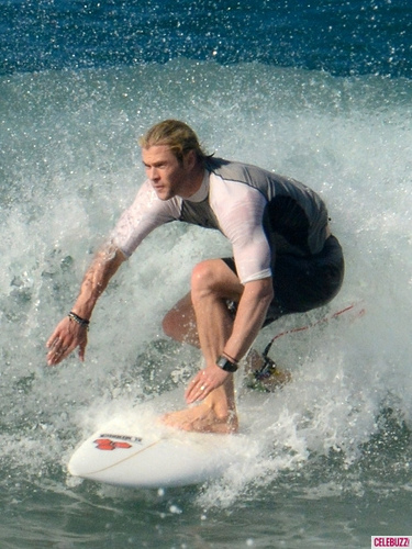 INF_Exclusive_-_Chris_Hemswort_2401850-435x580