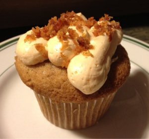 Spice base filled with tangy baked blue cheesecake mousse, topped with a hot sauce buttercream and crispy chicken sprinkles.