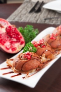 يستلقي الرمان على هوية وأطباق لوسين