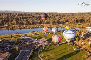 1_BalloonsOverBend_2