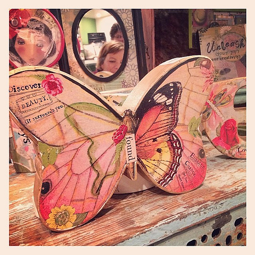 Another sneakpeek at a new release with #demdaco. Loving this wooden decor piece! #kellyraeroberts