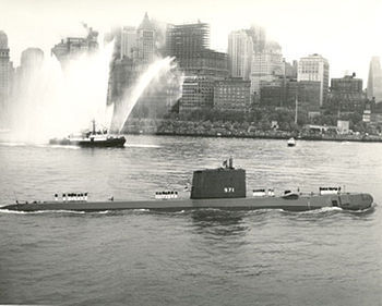 English: USS Nautilus (SSN-571) in New York ha...