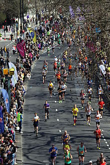 2013_London_Marathon_at_Victoria_Embankment_(1)