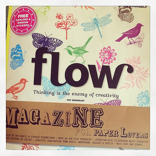 Officially obsessed with this magazine. Have you guys seen it ? It's eye candy galore and comes with lots of paper bits that you can use for projects. Love!!!