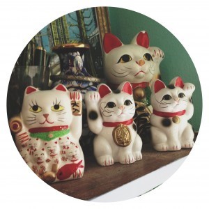 Image of maneki neko cats to accompany a blog post about online classes from speculative fiction writer Cat Rambo.