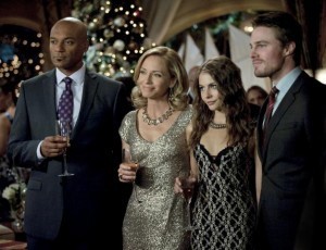 626px-Walter_Steele_Colin_Salmon_Moira_Queen_Susanna_Thompson_Thea_Queen_Willa_Holland_and_Oliver_Queen_Stephen_Amell