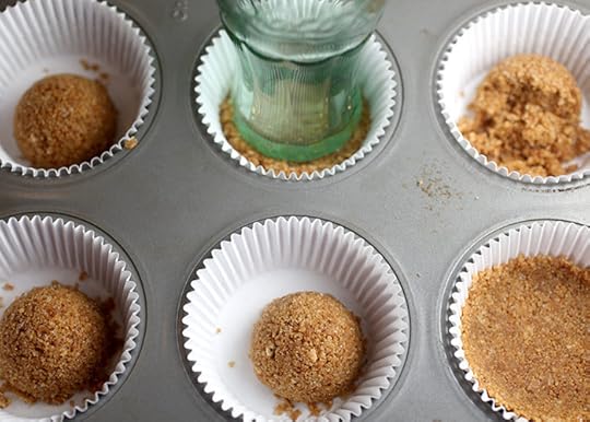 Making cupcake crusts