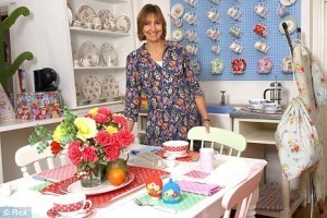 كاثي وسط منتجاتها المفعمة بالورود