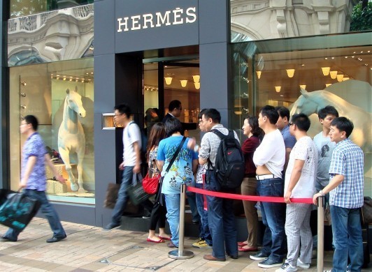 http://www.cpp-luxury.com/wp-content/uploads/2012/09/Chinese-queuing-at-Hermes-store-532x390.jpg