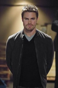 319px-Oliver_Queen_Stephen_Amell-25