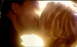 rose_and_the_9th_doctor_kiss_by_HTFMadness