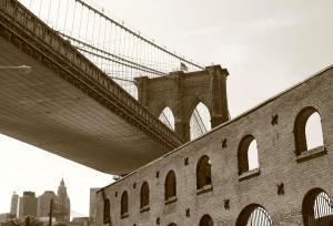 old-tobacco-warehouse-and-the-brooklyn-bridge-freda-sbordoni