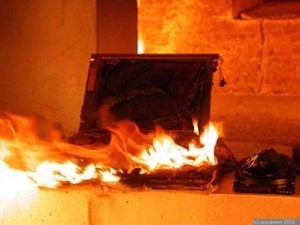 320px-Burned_laptop_secumem_11