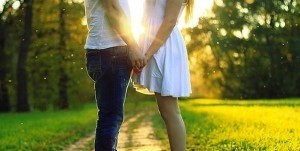 bokeh-converse-couple-green-holding-hands-love-Favim.com-88397