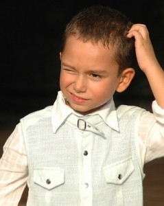 toddler scratching head