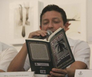 carlos martin leyendo