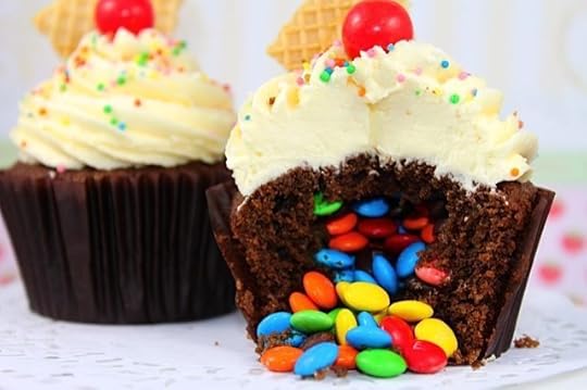 Tutorial: Surprise Pinata Cupcakes! • CakeJournal.com