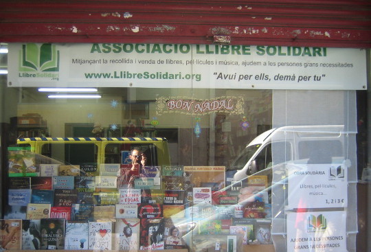 Escaparate de la asociación Llibre Solidari.