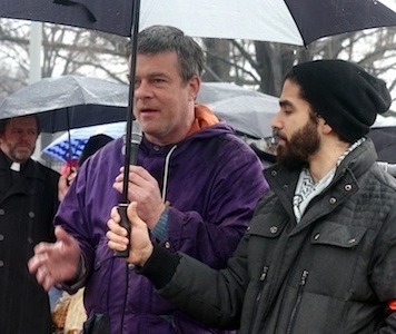 Andy Worthington calls for the closAndy Worthington calls for the closure of Guantanamo outside the White House on January 11, 2014, the 12th anniversary of the opening of Guantanamo (Photo: Palina Prasasouk).