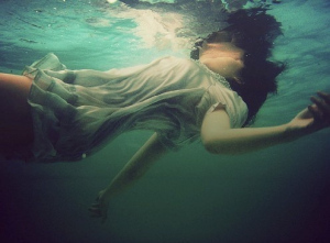 dress-girl-underwater-white-Favim.com-136303