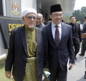Anwar bersama Presiden Pas, Datuk Seri Abdul Hadi Awang di Parlimen pagi ini